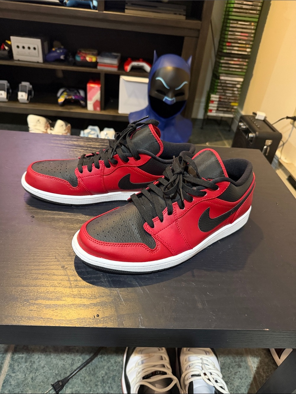 Nike Men's Size 11  Black and Red Low